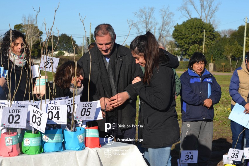 Entrega de Lotes � Santoro: 