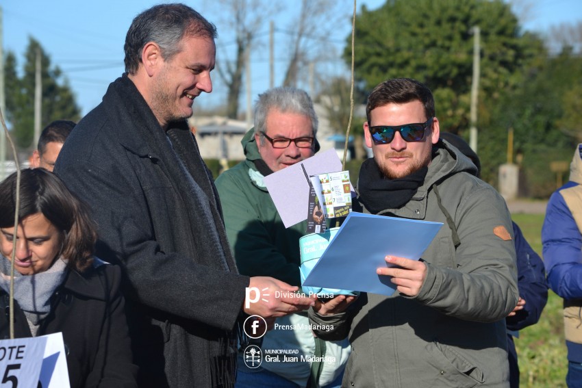 Entrega de Lotes � Santoro: 