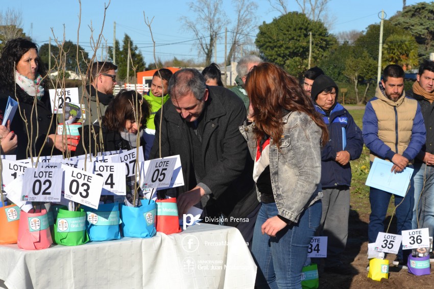 Entrega de Lotes � Santoro: 