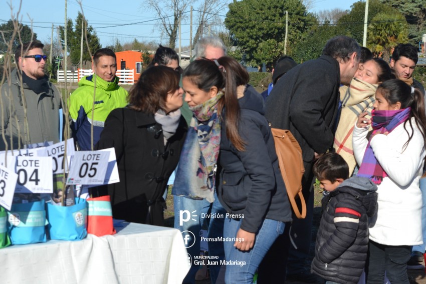 Entrega de Lotes � Santoro: 