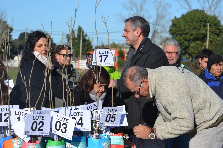 Entrega de Lotes � Santoro: 