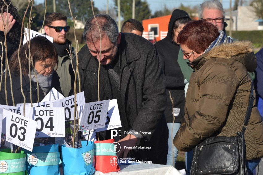 Entrega de Lotes � Santoro: 