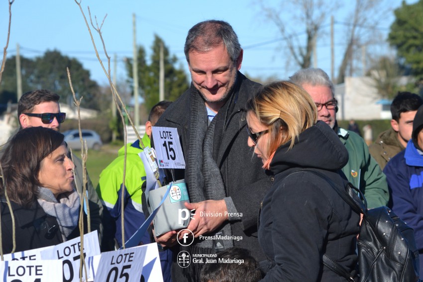 Entrega de Lotes � Santoro: 