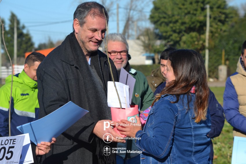 Entrega de Lotes � Santoro: 