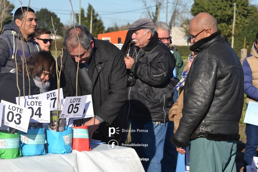 Entrega de Lotes � Santoro: 