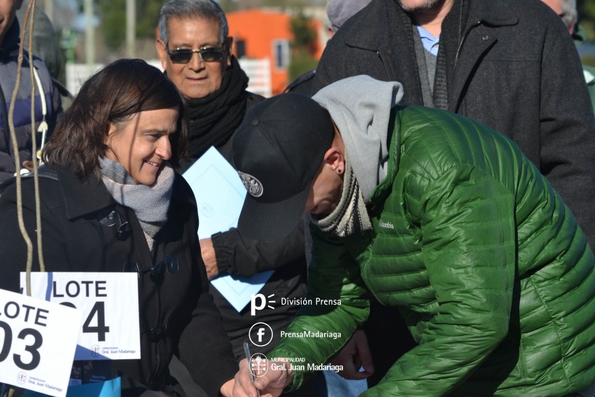 Entrega de Lotes � Santoro: 