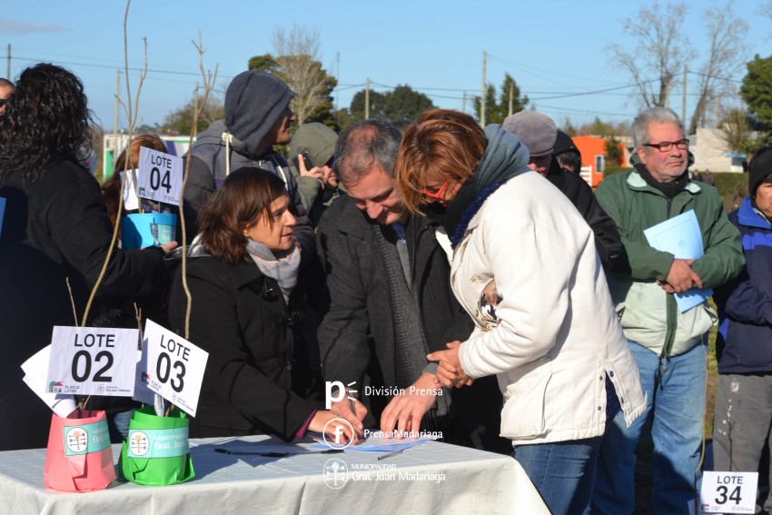 Entrega de Lotes � Santoro: 