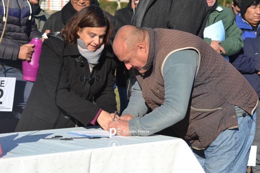 Entrega de Lotes � Santoro: 