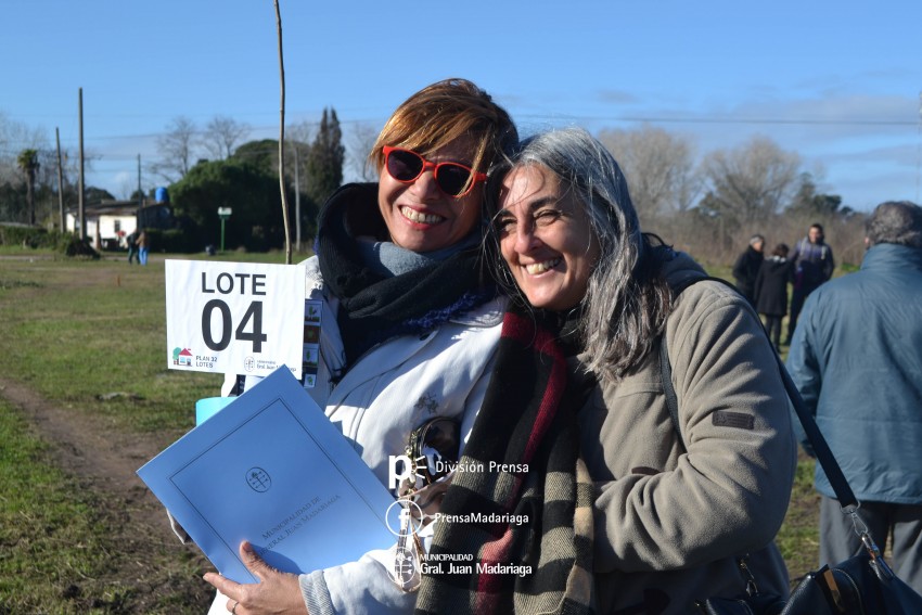 Entrega de Lotes � Santoro: 