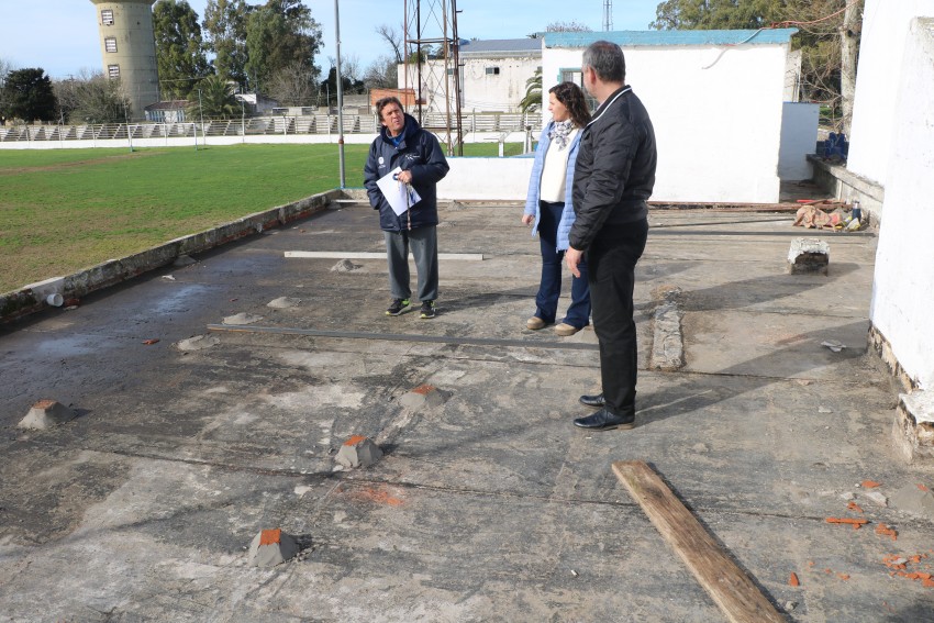 Santoro recorrió la obra del estadio y de la Secundaria Nº 6