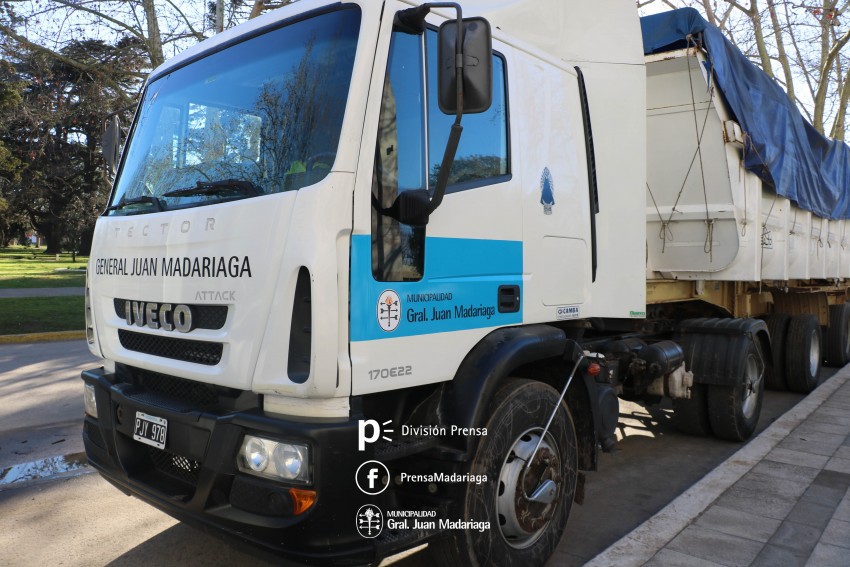 Santoro hizo entrega de las llaves del camión con batea