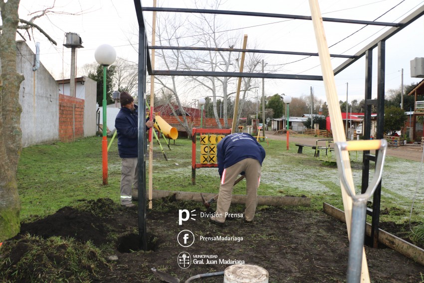 Empleados municipales construyeron dos garitas para el barrio Los Pino