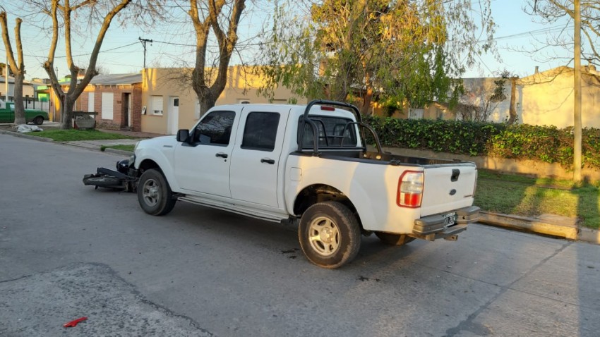Camioneta embisti� a una motociclista y la arrastr� varios metros