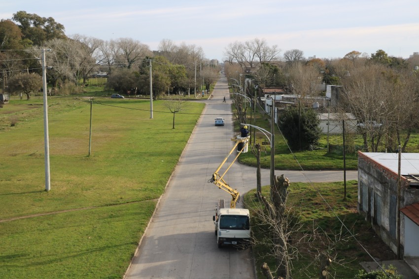 Instalaron 34 nuevas luminarias sobre calle Rivadavia