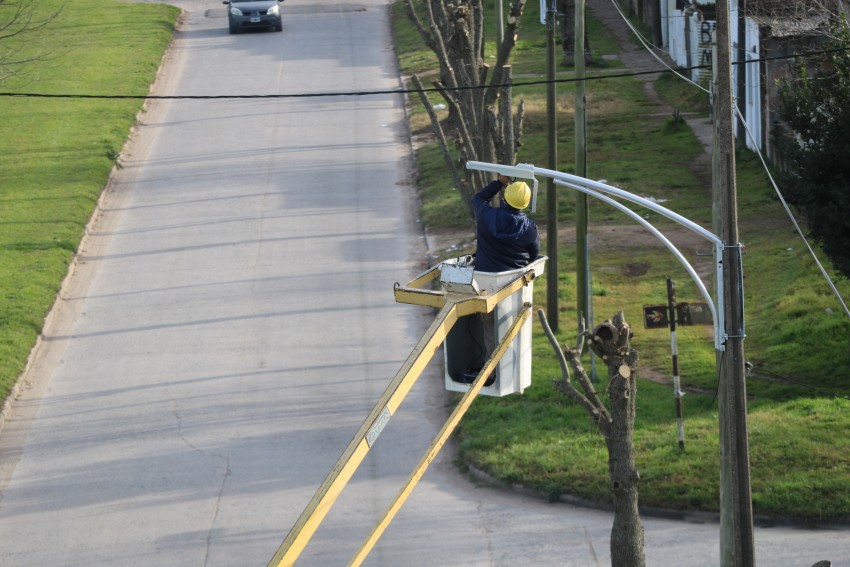 Instalaron 34 nuevas luminarias sobre calle Rivadavia