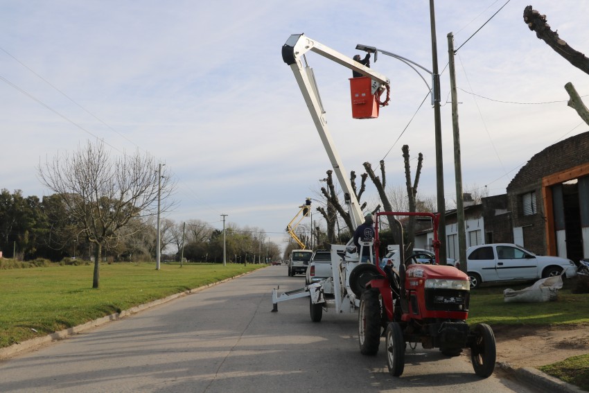 Instalaron 34 nuevas luminarias sobre calle Rivadavia