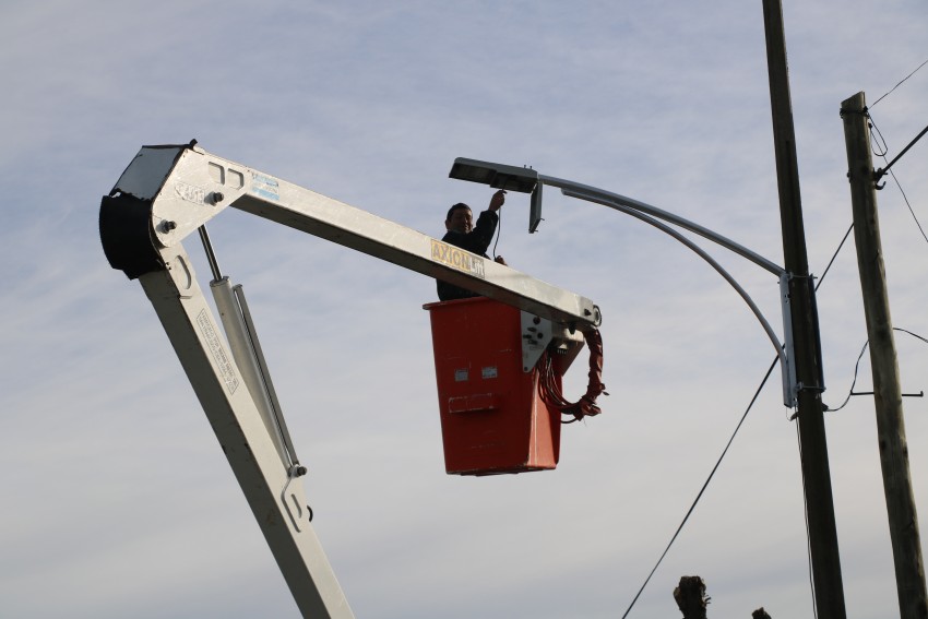 Instalaron 34 nuevas luminarias sobre calle Rivadavia