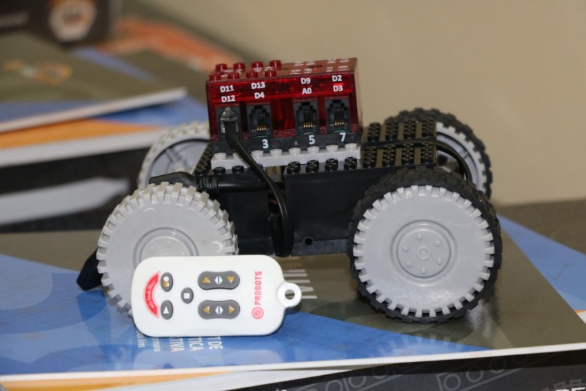 Madariaga recibi 91 kits de robtica educativa