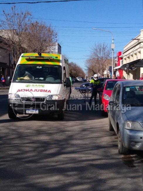 Trasladan al Hospital a una mujer que fue embestida por un auto en ple