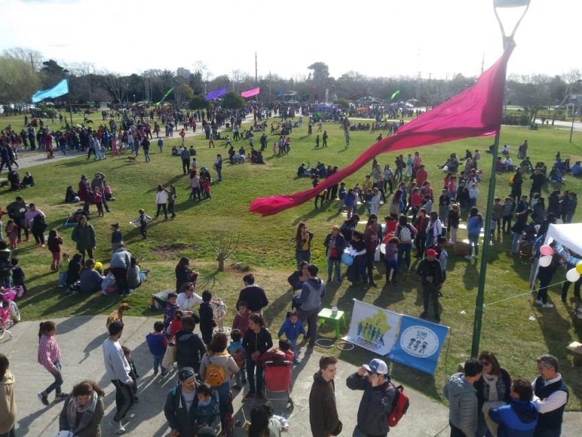 Casi 5.000 personas se dieron cita en el Paseo del Bicentenario por lo