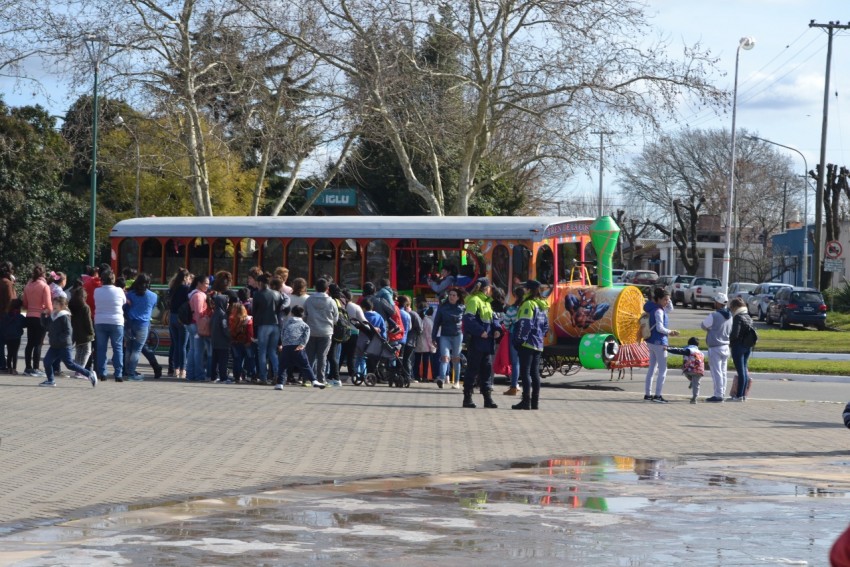 Casi 5.000 personas se dieron cita en el Paseo del Bicentenario por lo