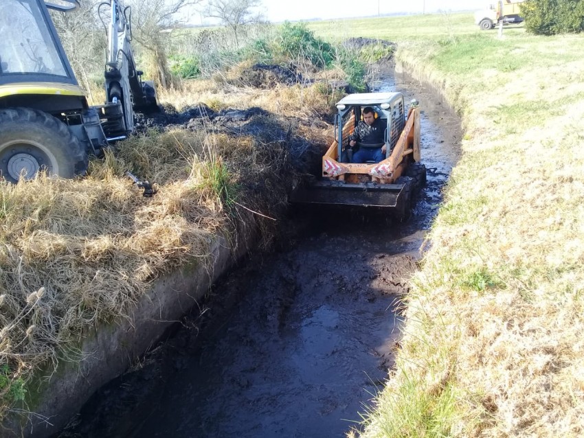 Comenz la limpieza de canales de desagote de la ciudad