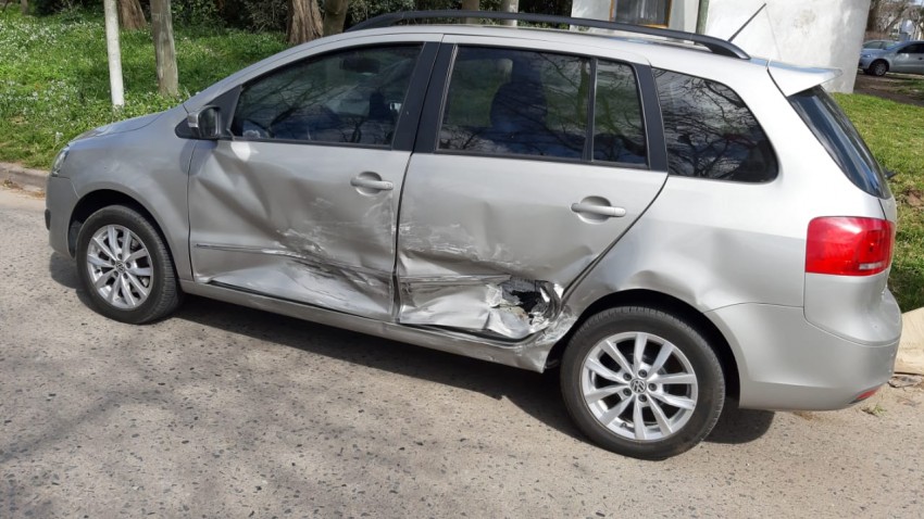 Choque entre autos deja daos materiales