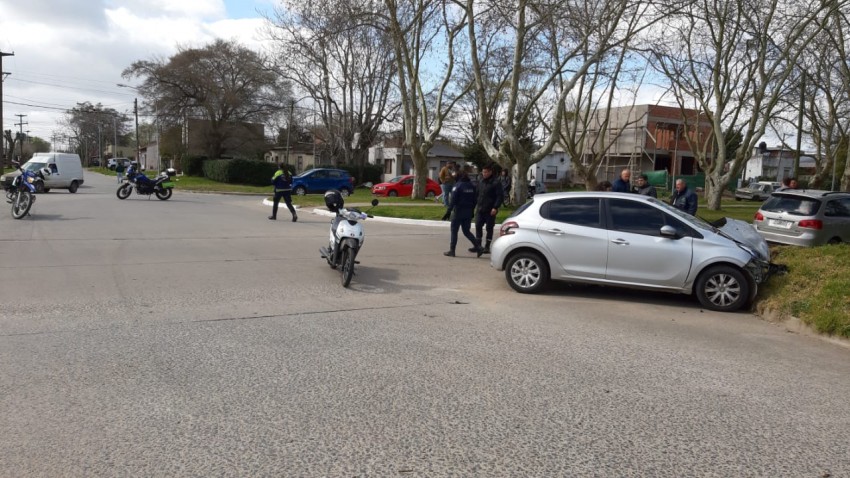 Choque entre autos deja da�os materiales