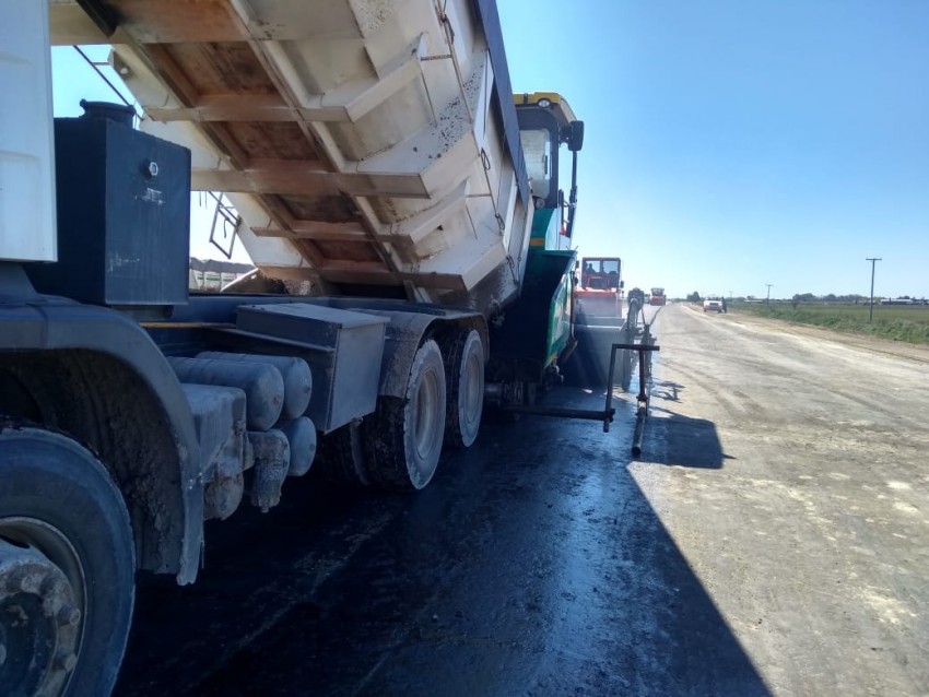 Avanzan los trabajos de asfaltado de la segunda mano de la Ruta 56