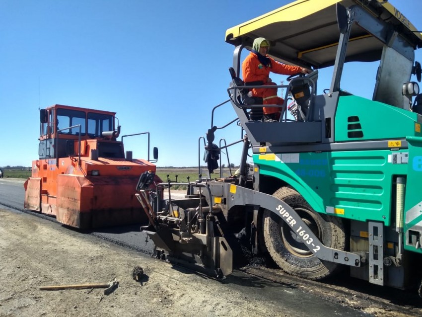 Avanzan los trabajos de asfaltado de la segunda mano de la Ruta 56