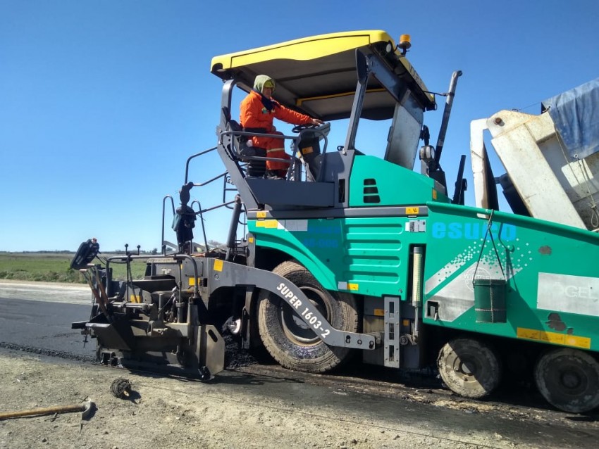 Avanzan los trabajos de asfaltado de la segunda mano de la Ruta 56