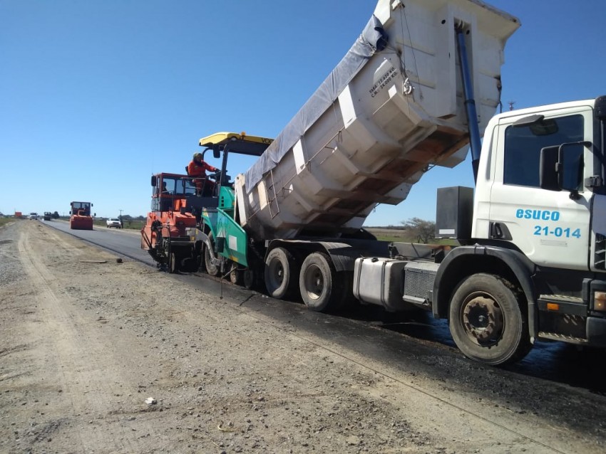 Avanzan los trabajos de asfaltado de la segunda mano de la Ruta 56