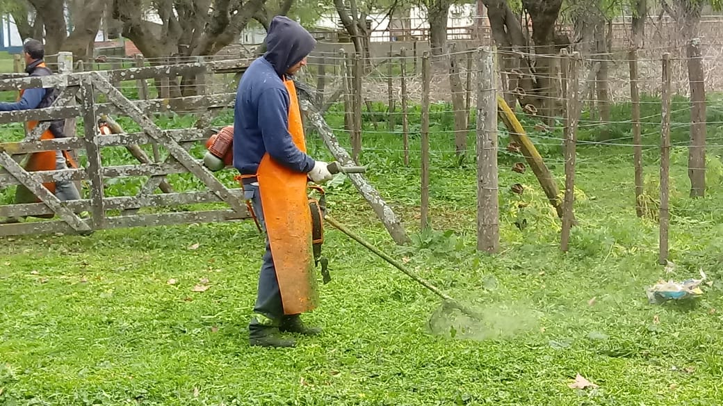 Expo rural: Empleados municipales realizan tareas de desmalezamiento e
