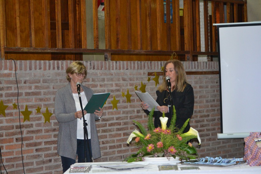 Autoridades entregaron placas a los egresados destacados del Instituto