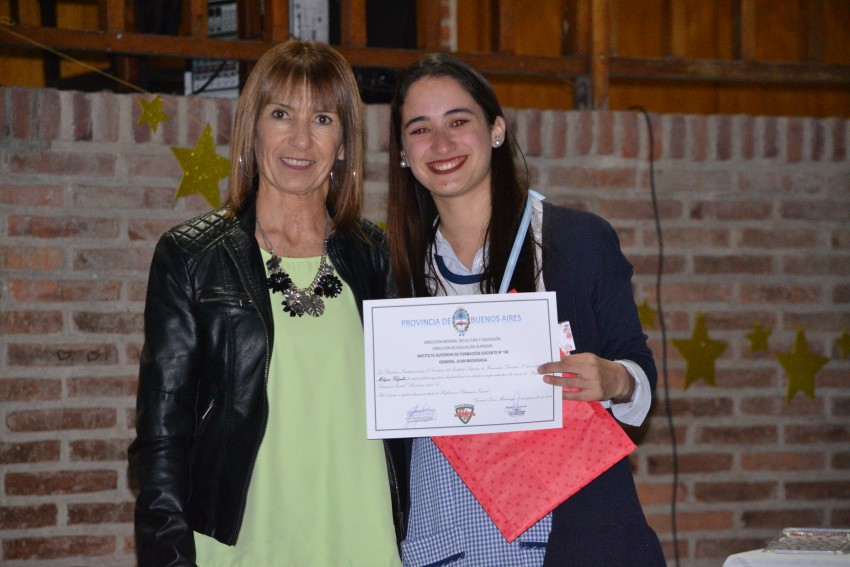 Autoridades entregaron placas a los egresados destacados del Instituto