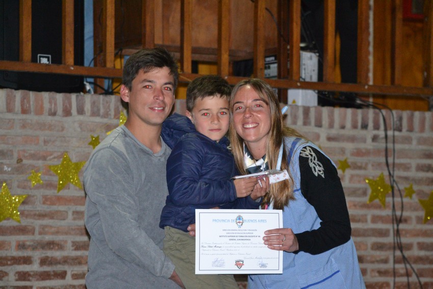 Autoridades entregaron placas a los egresados destacados del Instituto