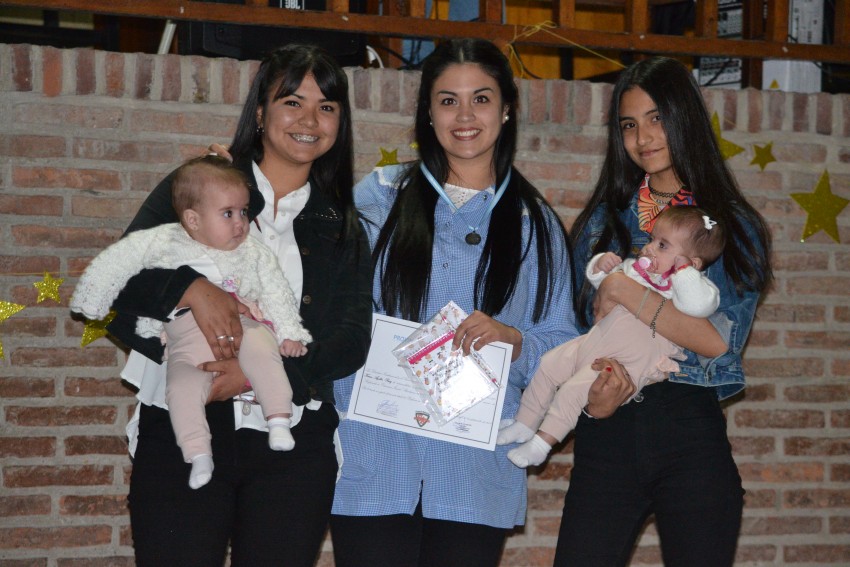 Autoridades entregaron placas a los egresados destacados del Instituto