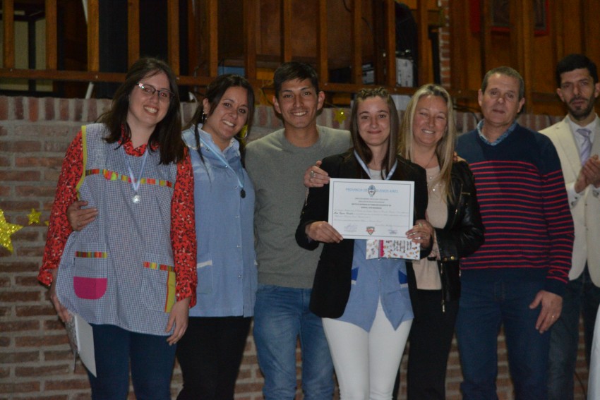 Autoridades entregaron placas a los egresados destacados del Instituto