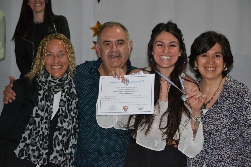 Autoridades entregaron placas a los egresados destacados del Instituto