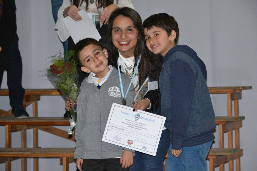 Autoridades entregaron placas a los egresados destacados del Instituto