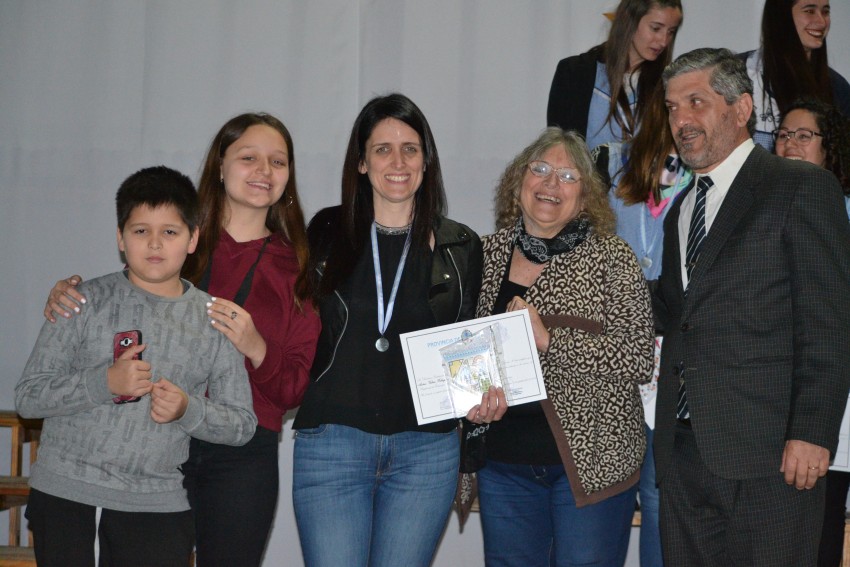 Autoridades entregaron placas a los egresados destacados del Instituto