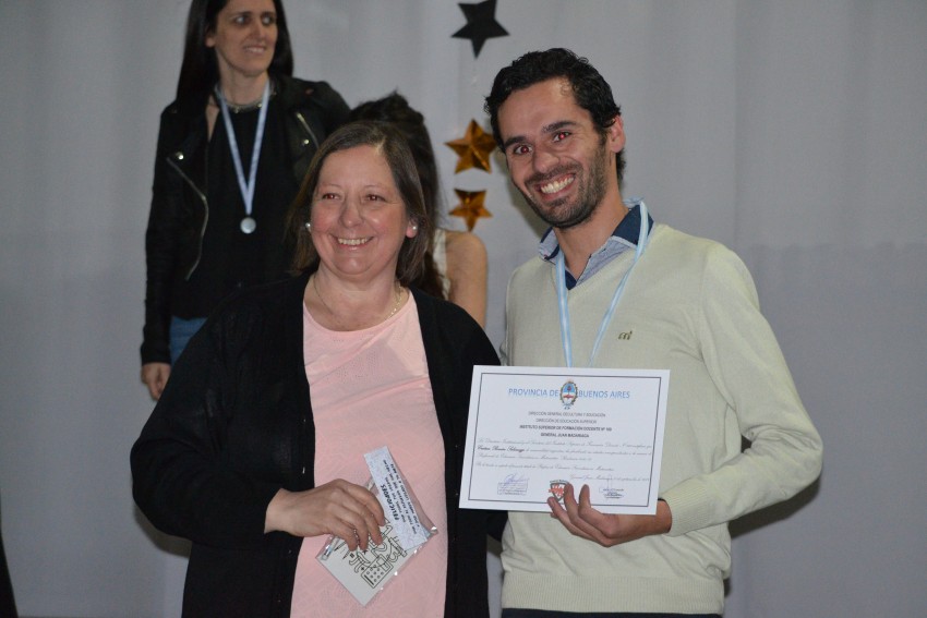 Autoridades entregaron placas a los egresados destacados del Instituto