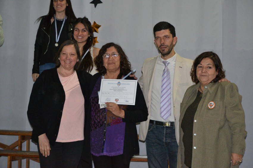 Autoridades entregaron placas a los egresados destacados del Instituto