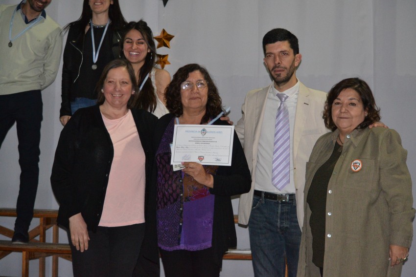 Autoridades entregaron placas a los egresados destacados del Instituto