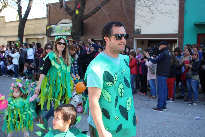 El desfile de la primavera congreg a ms de 40 instituciones