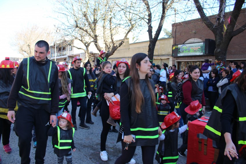 El desfile de la primavera congreg a ms de 40 instituciones