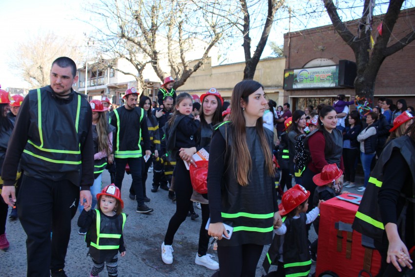 El desfile de la primavera congreg a ms de 40 instituciones