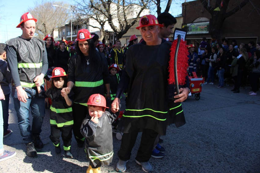 El desfile de la primavera congreg a ms de 40 instituciones