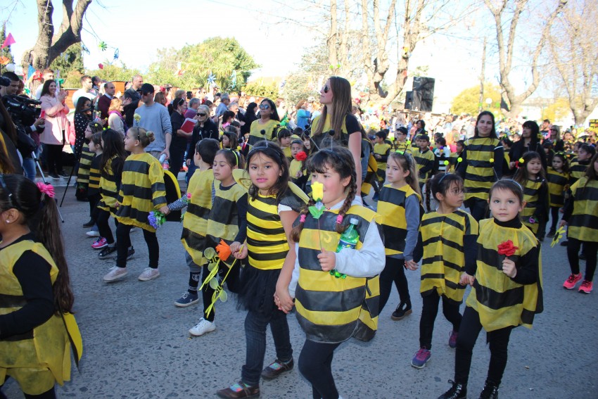 El desfile de la primavera congreg a ms de 40 instituciones
