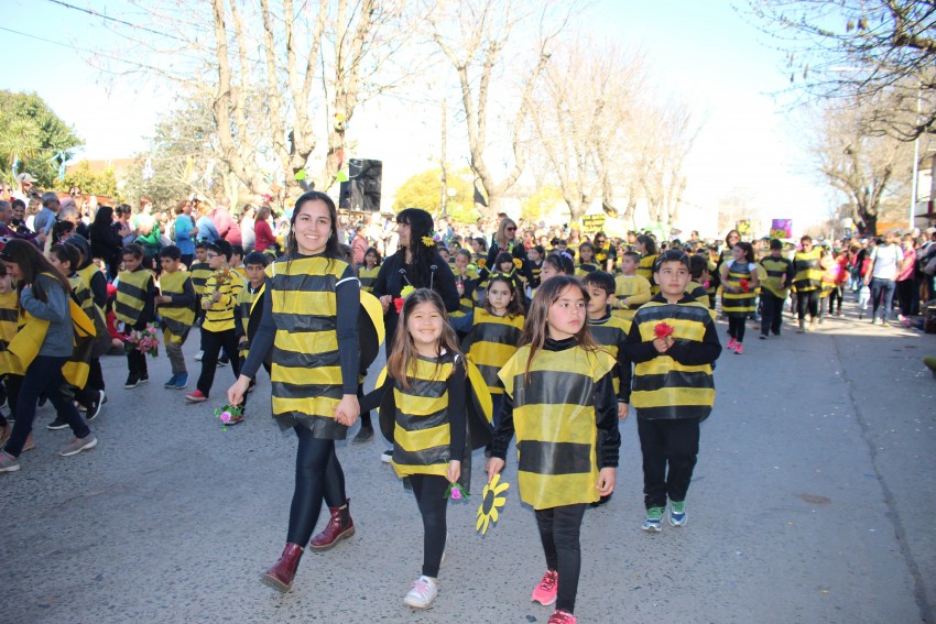 El desfile de la primavera congreg a ms de 40 instituciones
